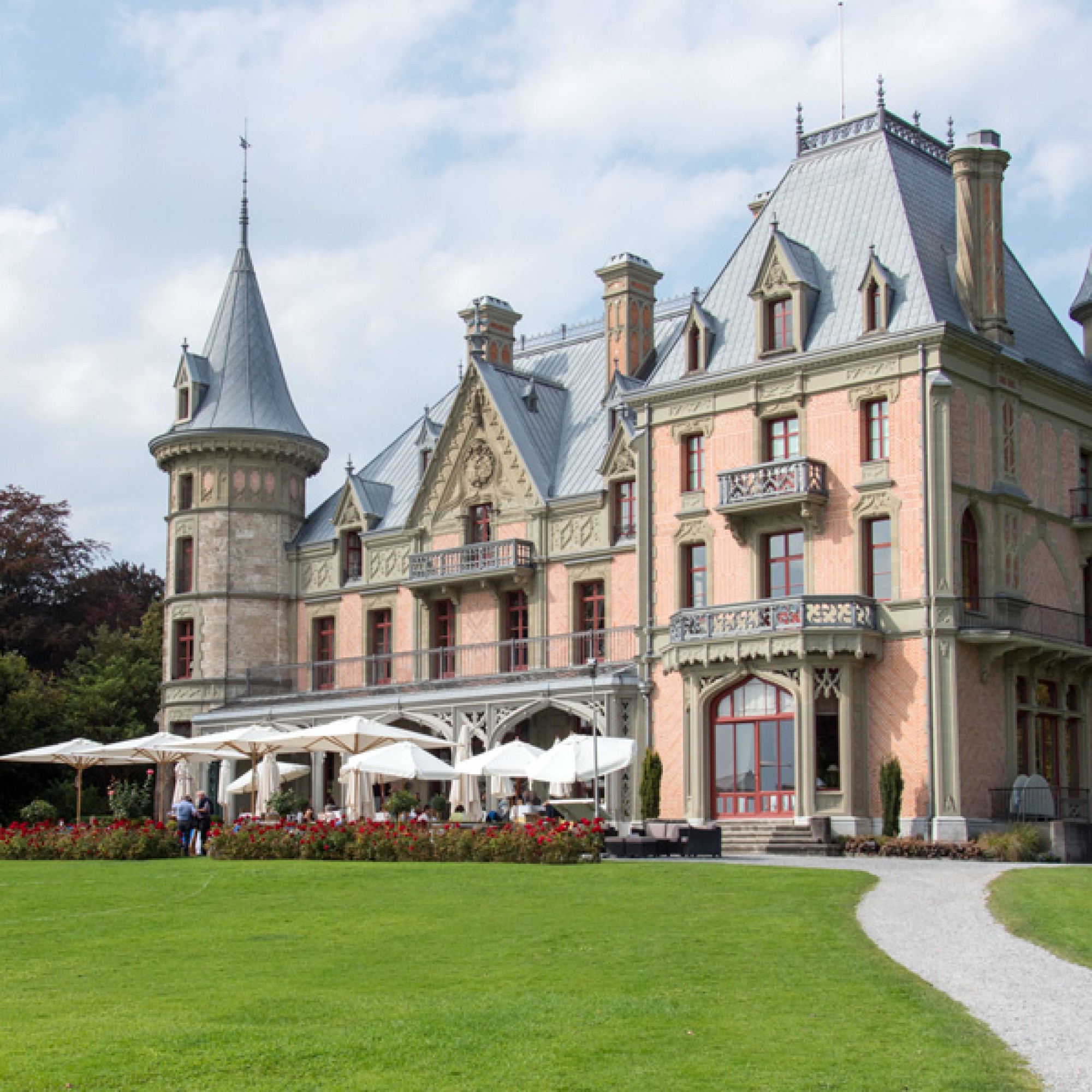 Schloss Schadau heute.... (Tobikehn, CC BY-SA 3.0, Wikimedia)