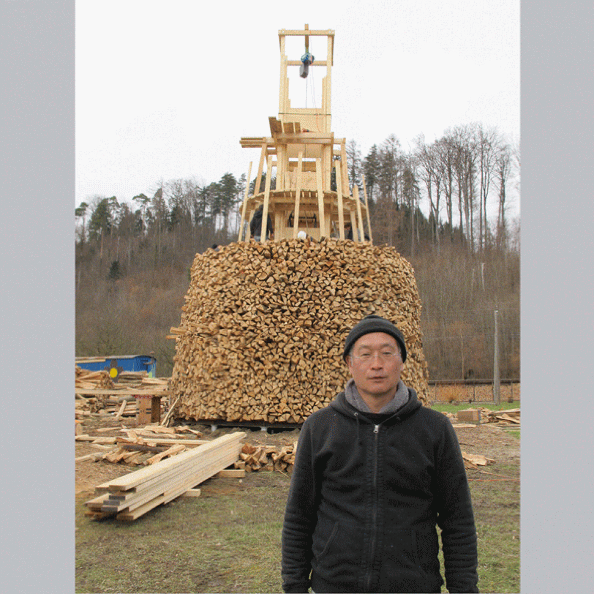 Der japanische Künstler Tadashi Kawamata beim Aufbau des Scheiterturms im März 2013. (Kunstmuseum Thurgau)