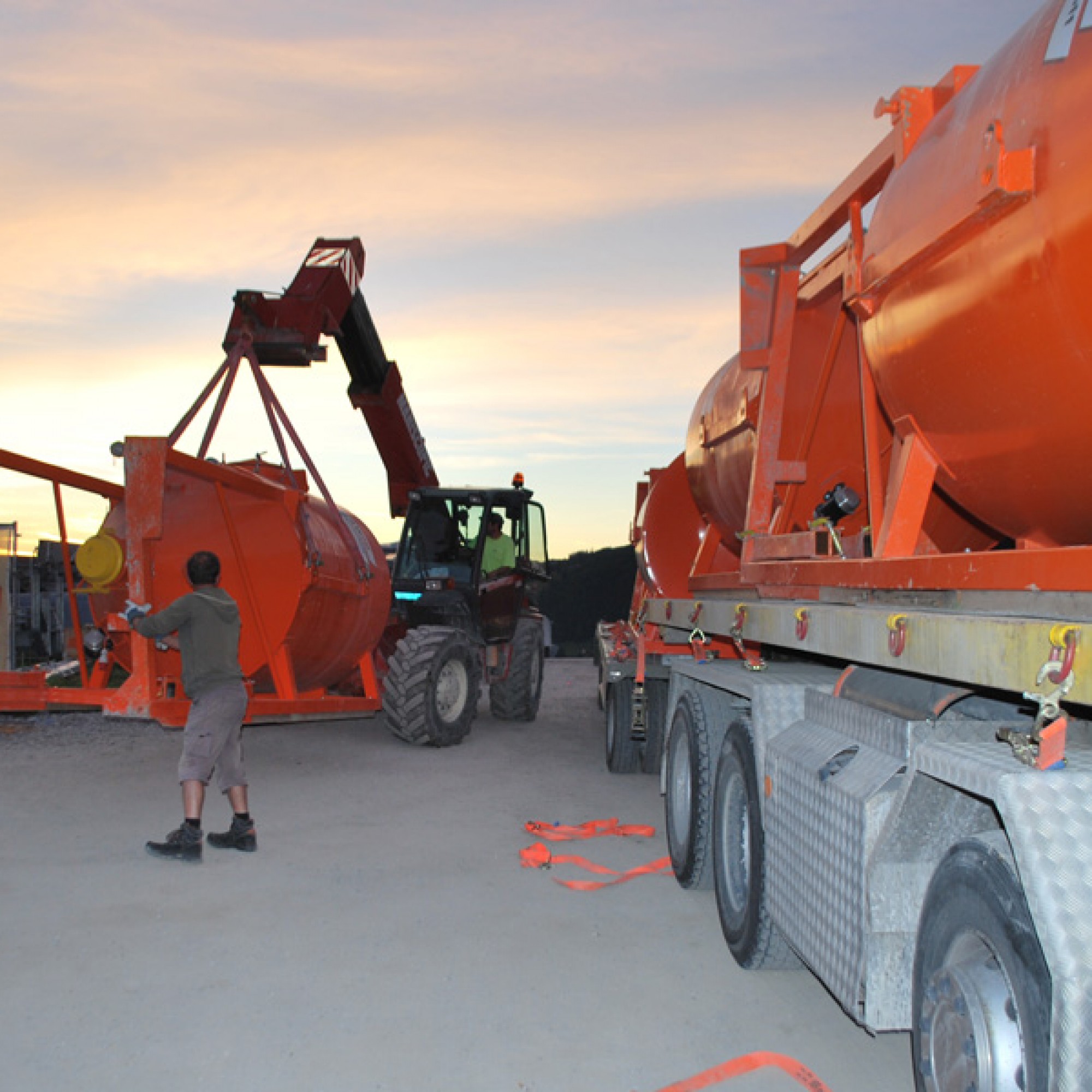 Das Silo wird zum Abtransport positioniert. 