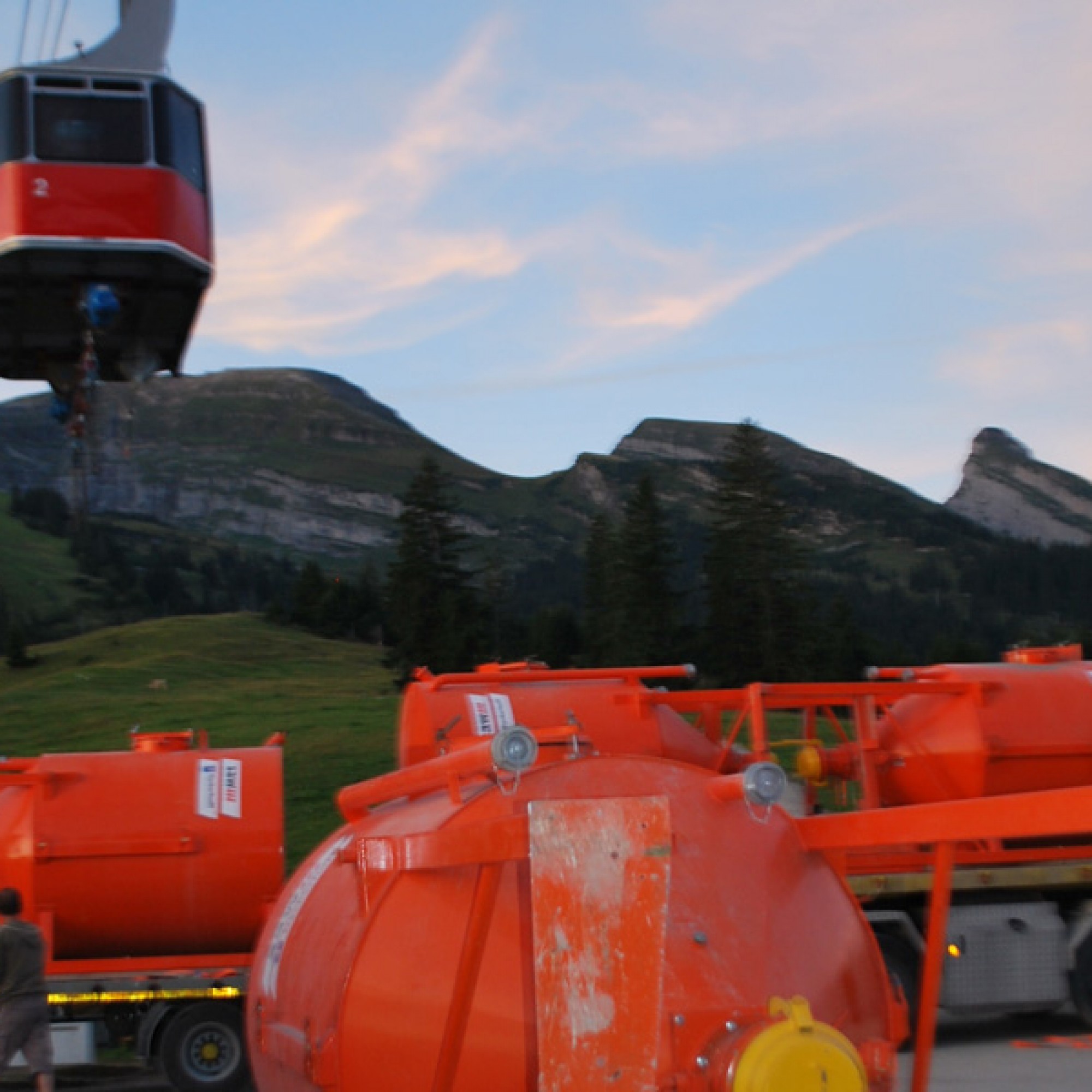 Die erste Fahrt der Seilbahn ist den Mitarbeitern der Baufirmen vorbehalten. Sie beginnen ihre Arbeit im Morgengrauen. 