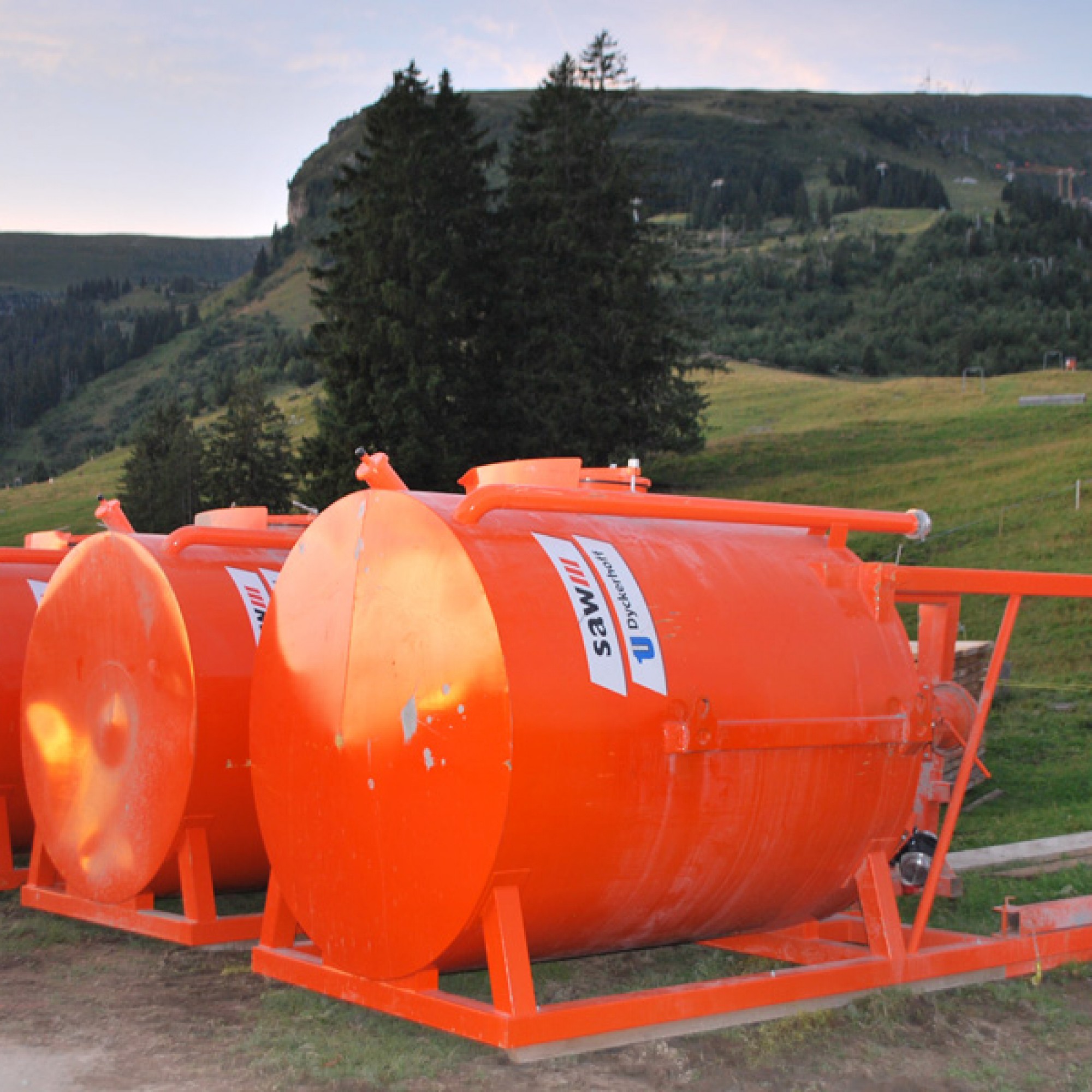 Drei leere Silos liegen für den Abtransport bereit.