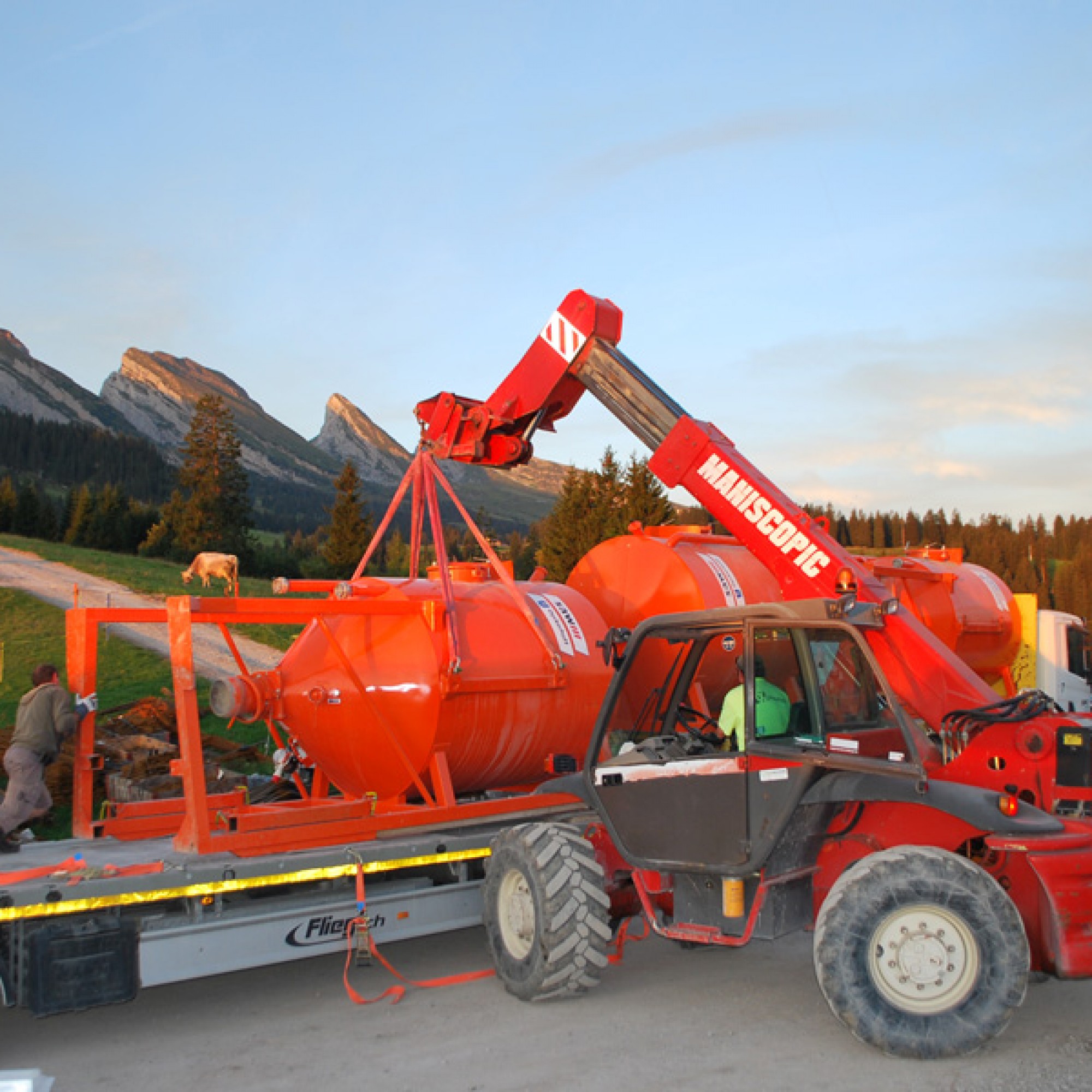  Das zweite mit 4,5 Tonnen Zement gefüllte Silo wird vom Anhänger gehoben.