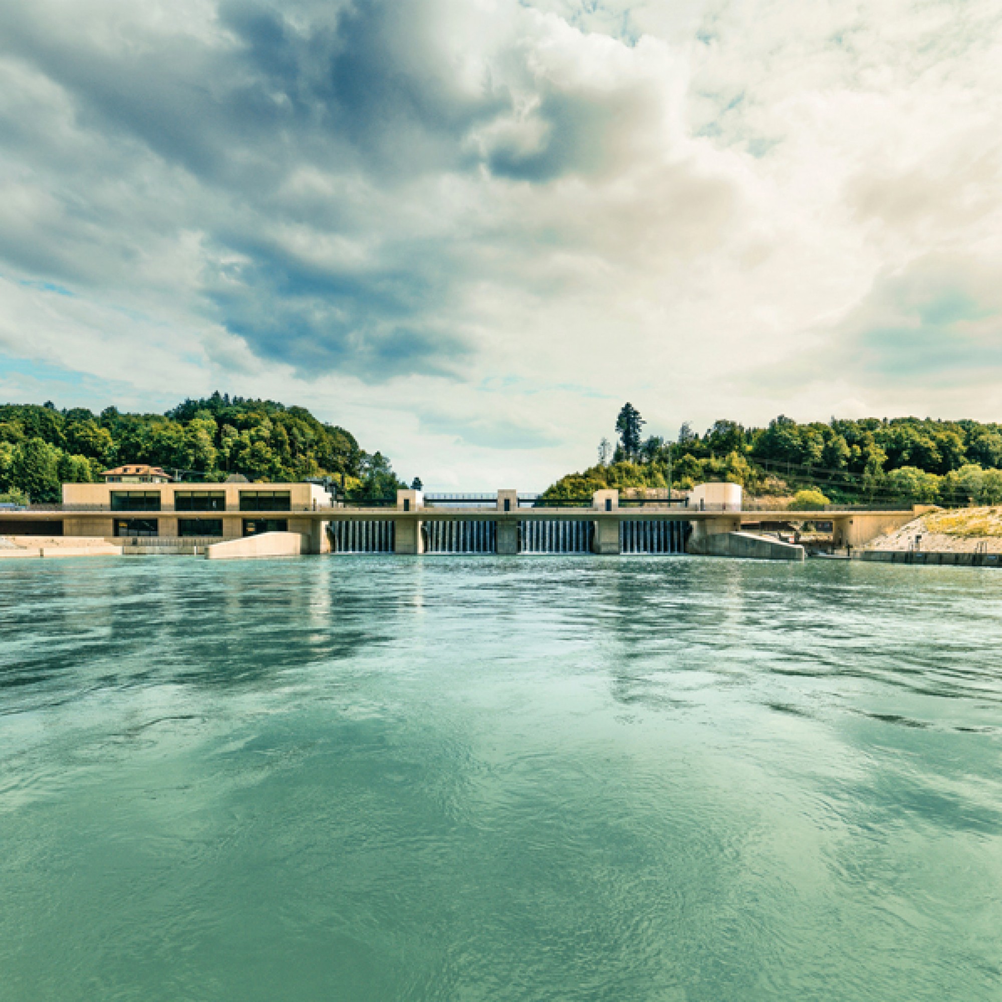 Bettet sich in die Umgebung ein: das Kraftwerk Hagneck am Bielersee. (BKW)