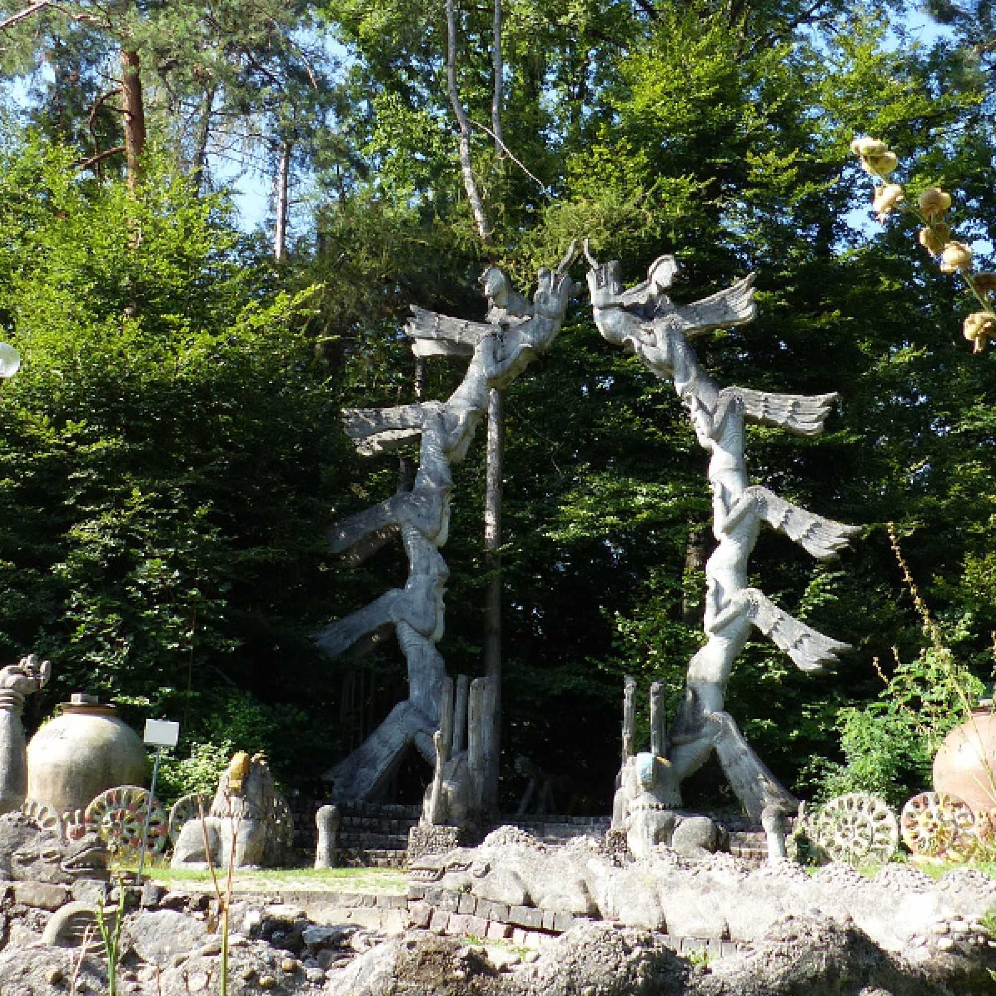 Das Drachentor besteht aus einer weiblichen und einer männlichen Hälfte. Es bildet den Eingang zum Wald.