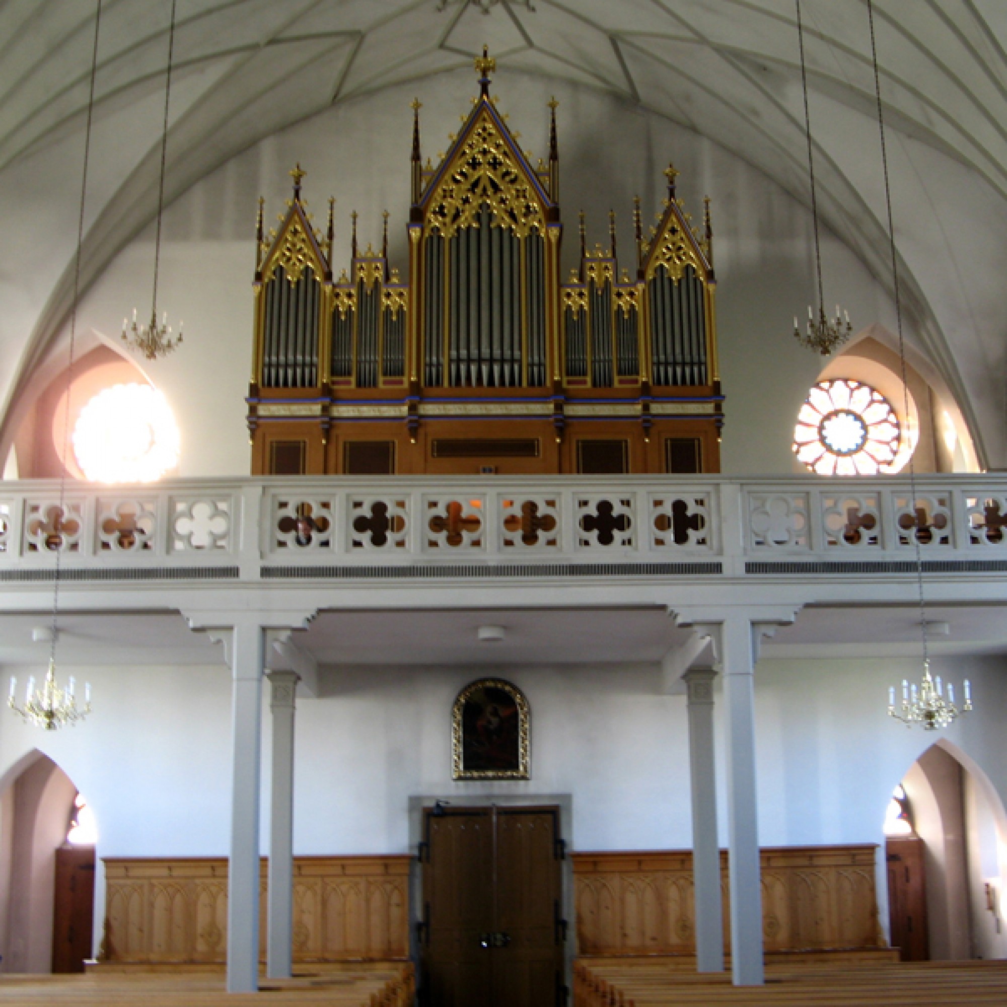 Die Orgelempore im Innenraum der römisch-katholischen Pfarrkirche St. Georg und Anna in Bünzen AG.  (Bild: DidiWeidmann_WikimediaCommons)