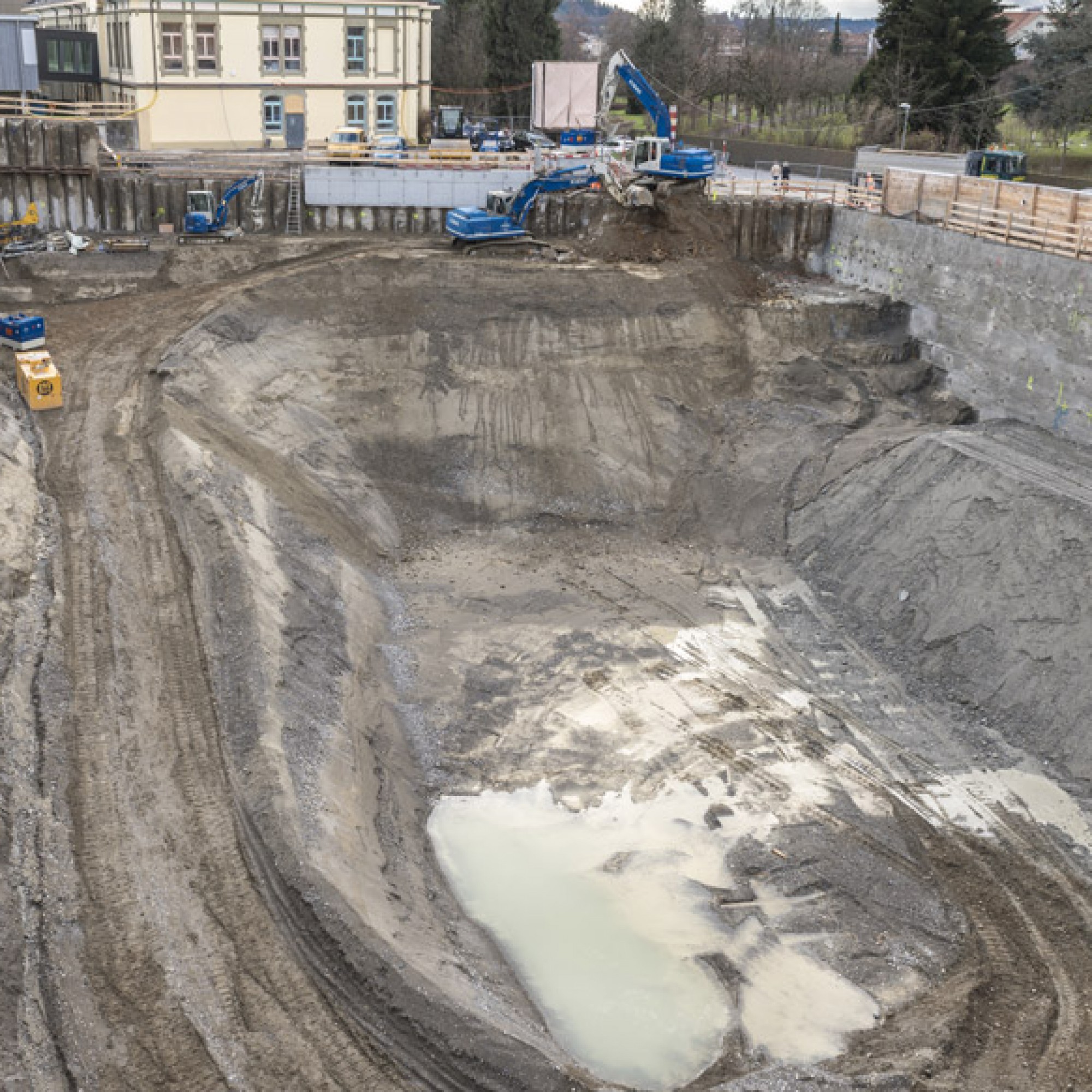 Im Norden des Areals entsteht derzeit das neue Organ- und Tumorzentrum, das zuerst die Frauenklinik vorübergehend beherbergen wird. (Direktion Infrastruktur Inselspital Bern)