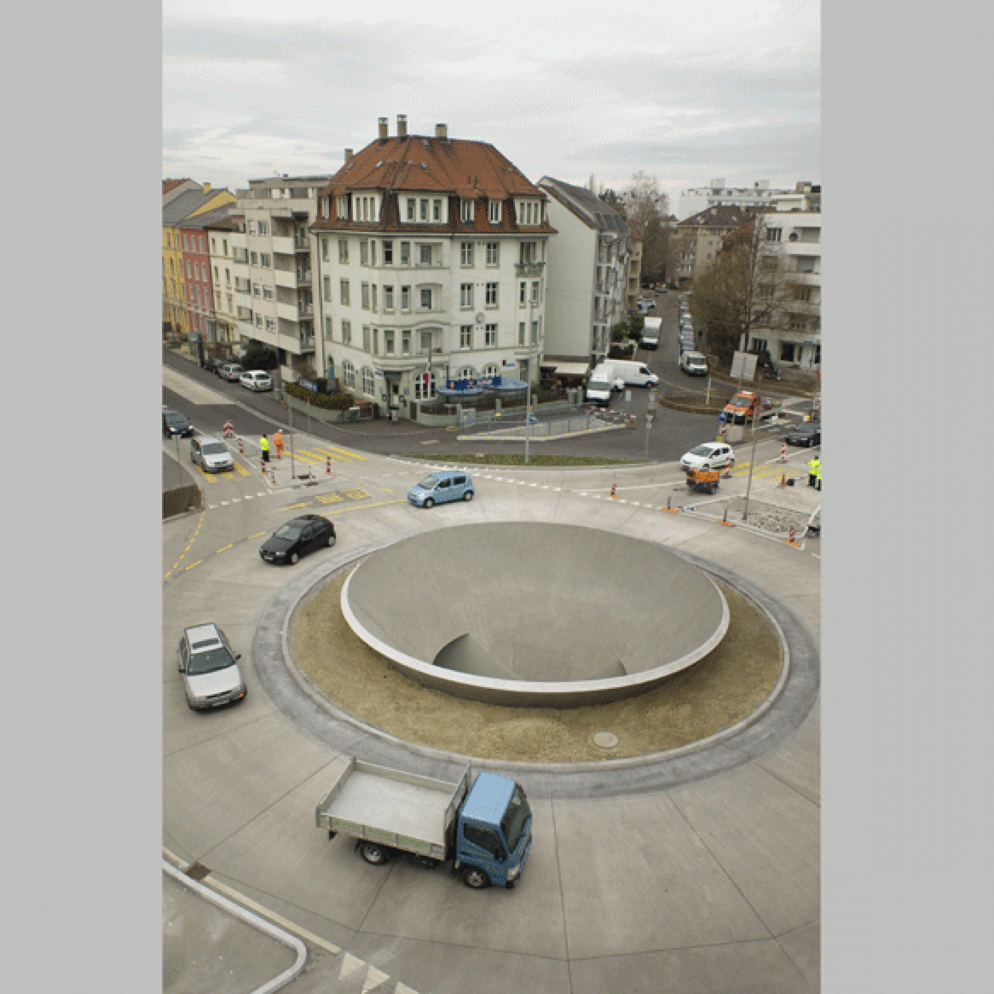 In der Kreiselmitte zwischen Luzerner- und Wasgenring in Basel klafft ein grosses Loch. (Bild: Kantonales Bau- und Verkehrsdepartement)