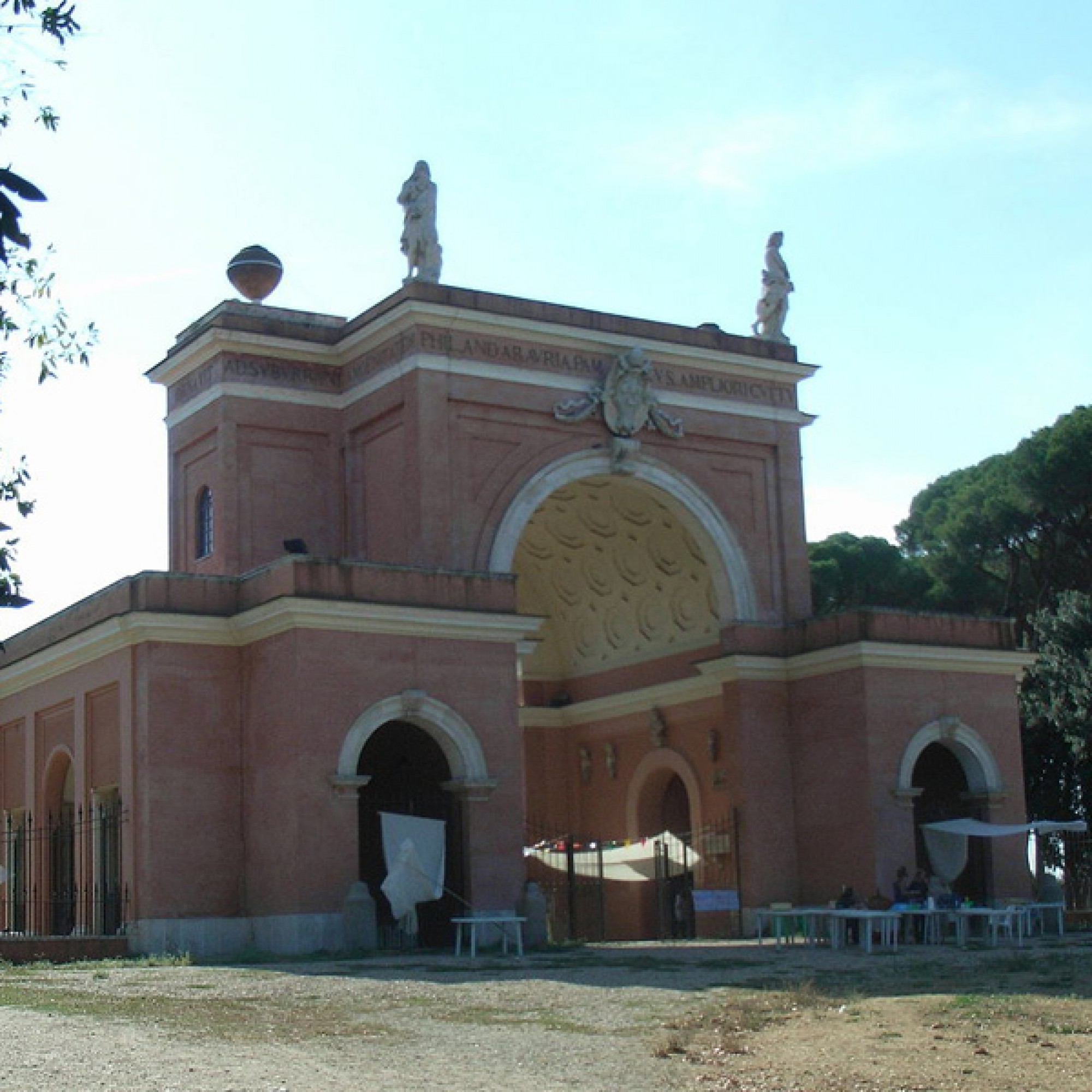 Den Bogen der vier Winde am Eingang der Villa Doria Pamphilj will die Stadt ebenfalls restaurieren lassen. (Foto: Richo Caplio_Wikimedia Commons) 