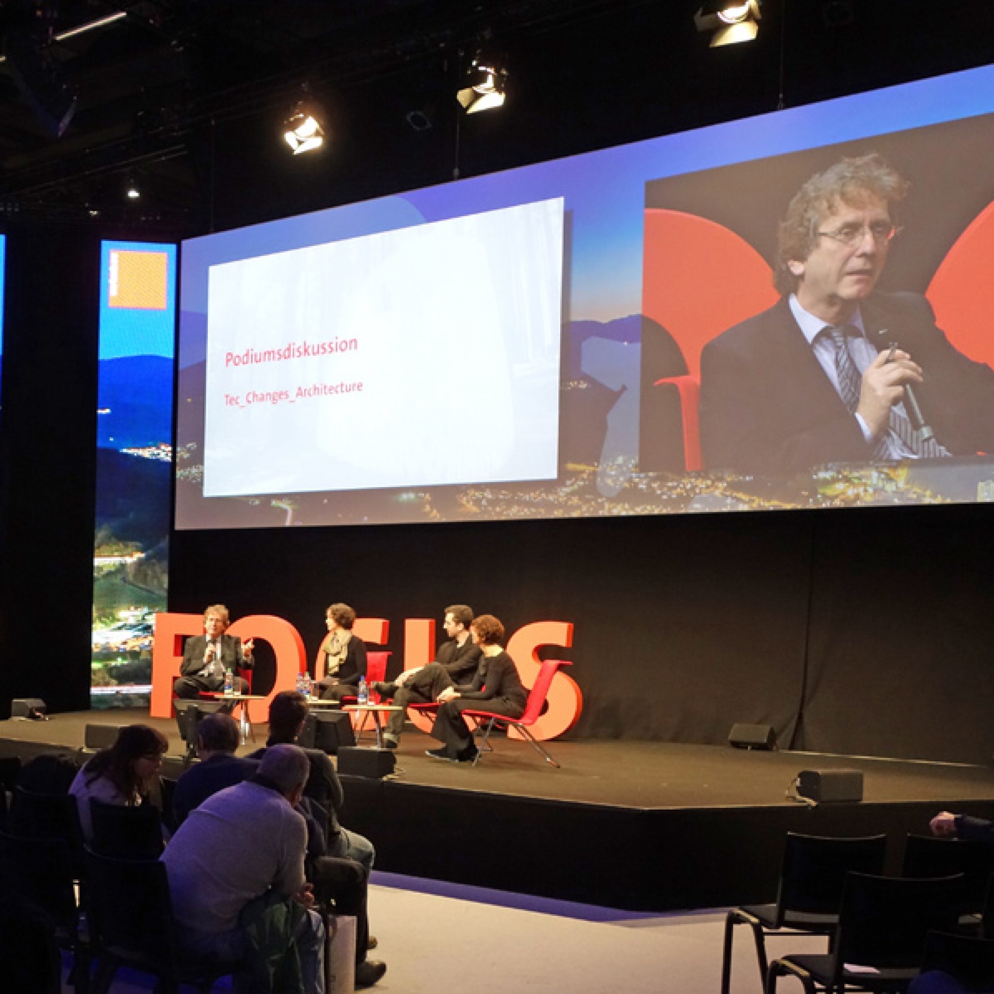 An der Podiumsdiskussion forderte Michael Braungart (auf der Leinwand), dass Baumaterialien verwendet werden, die nicht nur klimaneutral sind, sondern die auch etwas fürs Klima tun.  (Stefan Breitenmoser)  