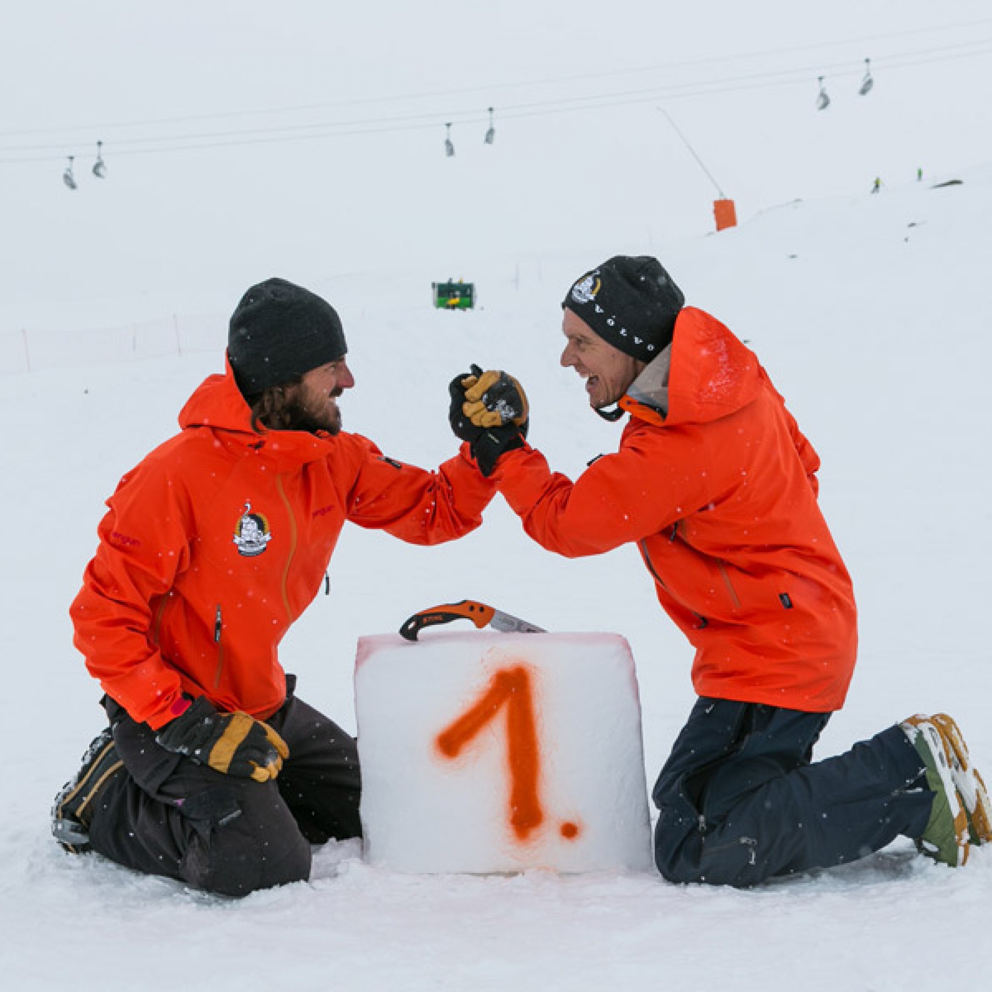 Die Bauleiter der zwei Teams - Adrian Günter (rechts) und Reto Gilli – setzen den ersten Schneeblock. (©www.iglu-dorf.com)