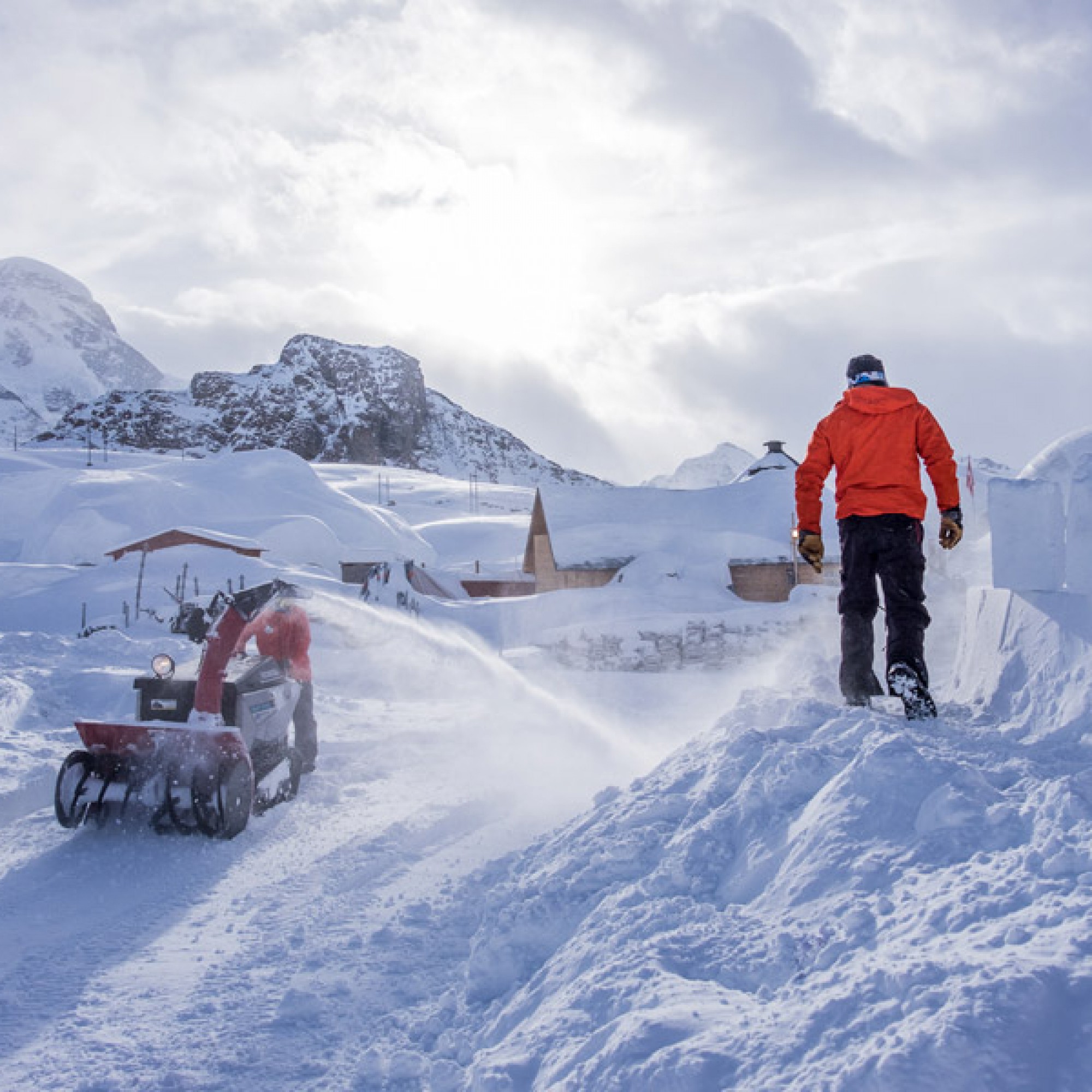 Regelmässiges Beschneien sorgt erstens für Stabilität und zweitens für Isolation, damit die Temperatur im Inneren des Iglus konstant bei etwa null Grad bleibt. (©www.iglu-dorf.com)