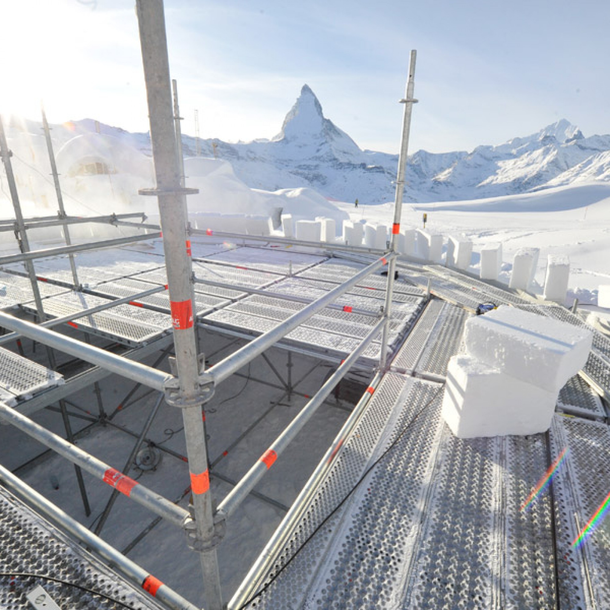 Insgesamt vier Etagen Gerüst sind nötig, um das Iglu auf knapp 13 Meter hochzuziehen. In der Mitte bleibt Platz frei, denn da ragt eine Stange mit einer Richtschnur in die Höhe, damit der Radius immer wieder überprüft und nach oben hin verkleinert werden 