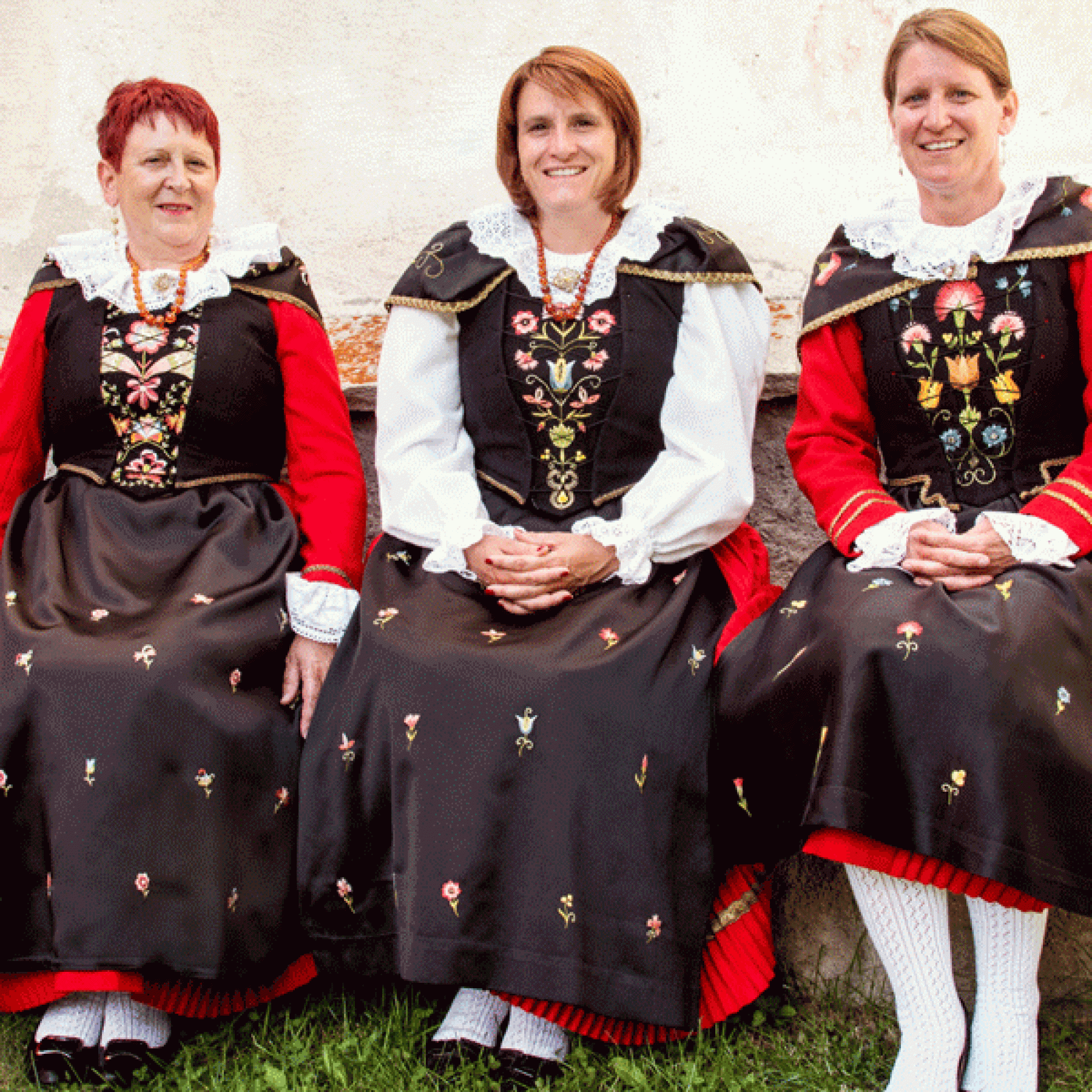 Die Schöpferinnen der Idee: (v.l.) Lidia Domenig, Heidi Laurent-Domenig und Domenica Tischhauser-Gisep, Leiterin der MIRA X, welche die Textilprodukte herstellt. (Bild: zvg)