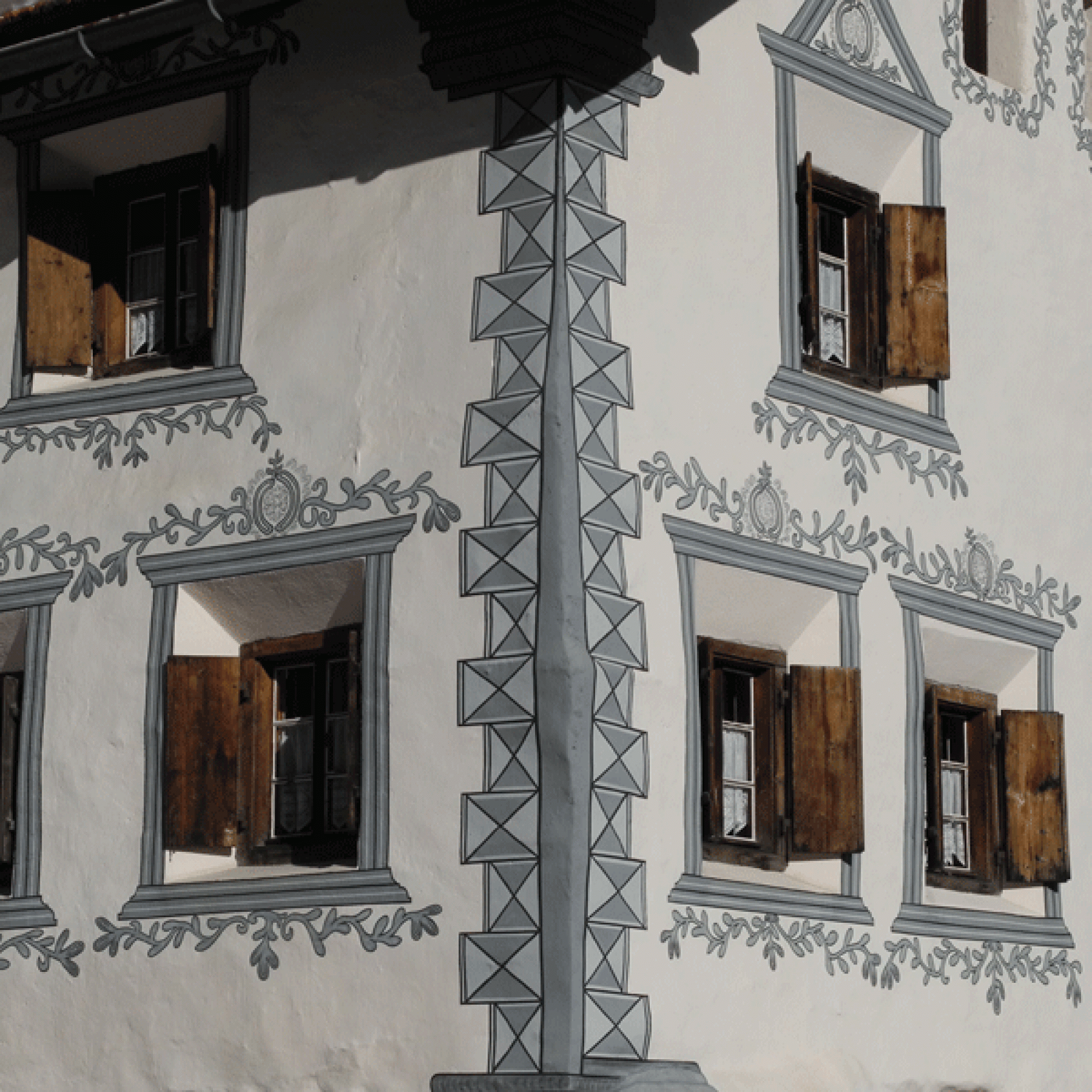 Ein Gebäude mit Sgraffito in der Gemeinde Bergün-Bravuogn in Graubünden. (Bild: wikimedia franzfoto cc-by-sa-3.0)