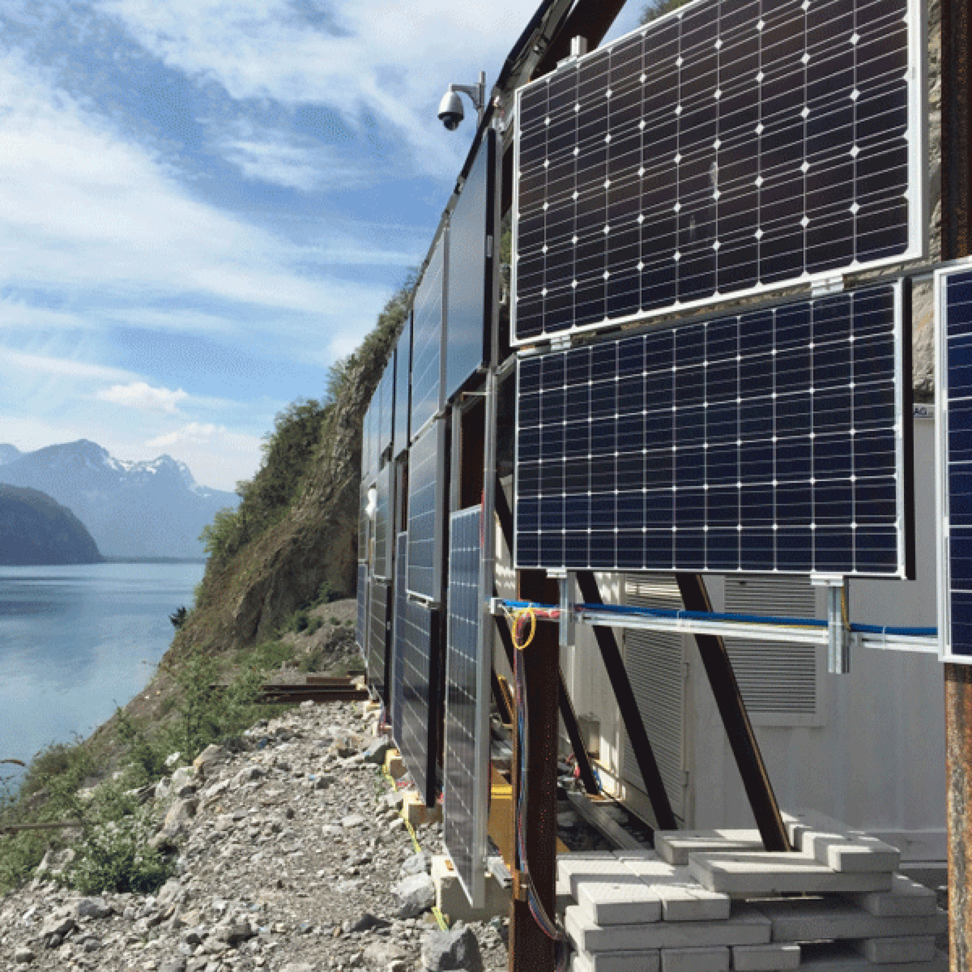 Die Photovoltaik-Testanlage am Walensee (© EKZ)