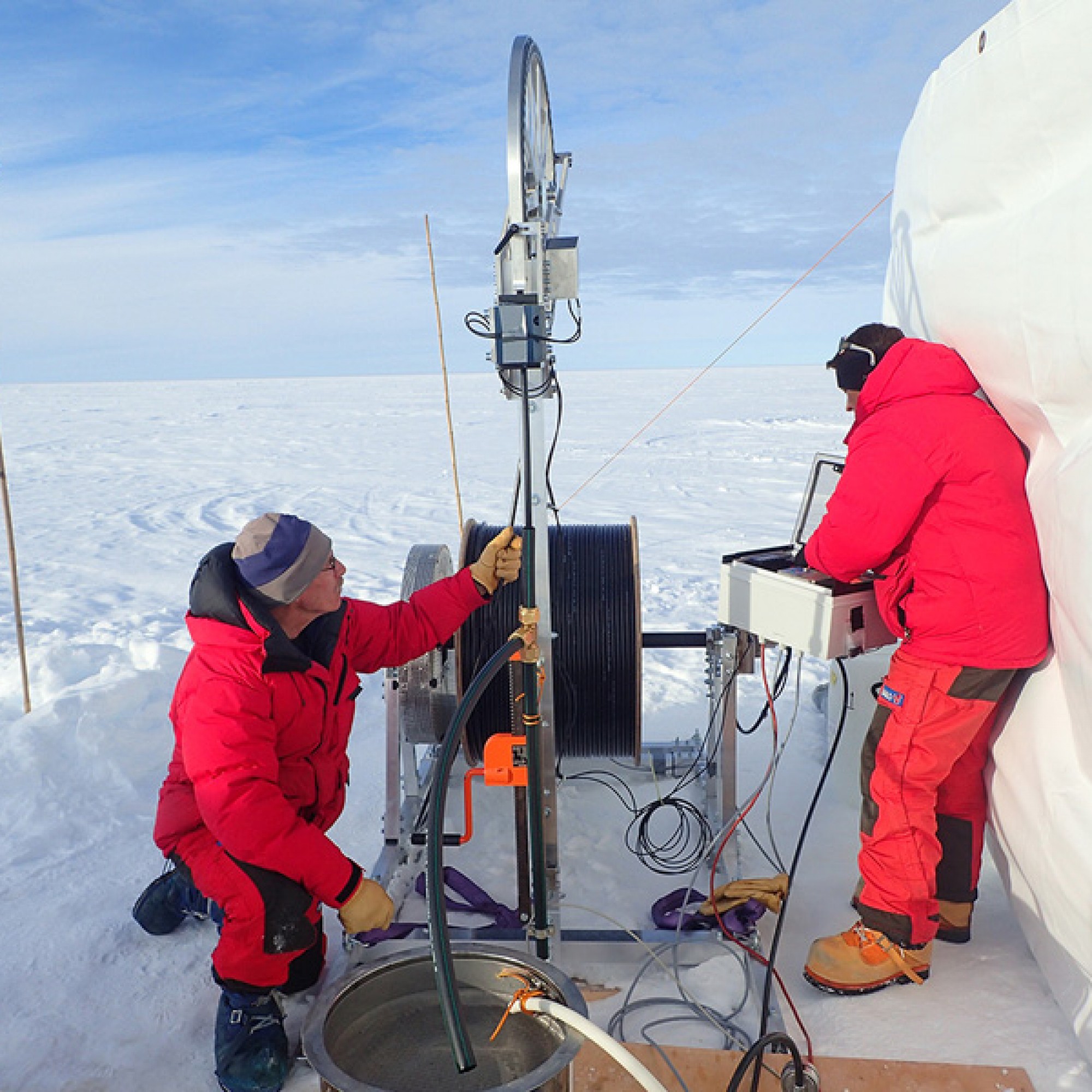 Probebohrung in Grönland bei -31 Grad: In nur anderthalb Stunden konnte auf eine Tiefe von 20 Metern gebohrt werden. (Jakob Schwander, Universität Bern)