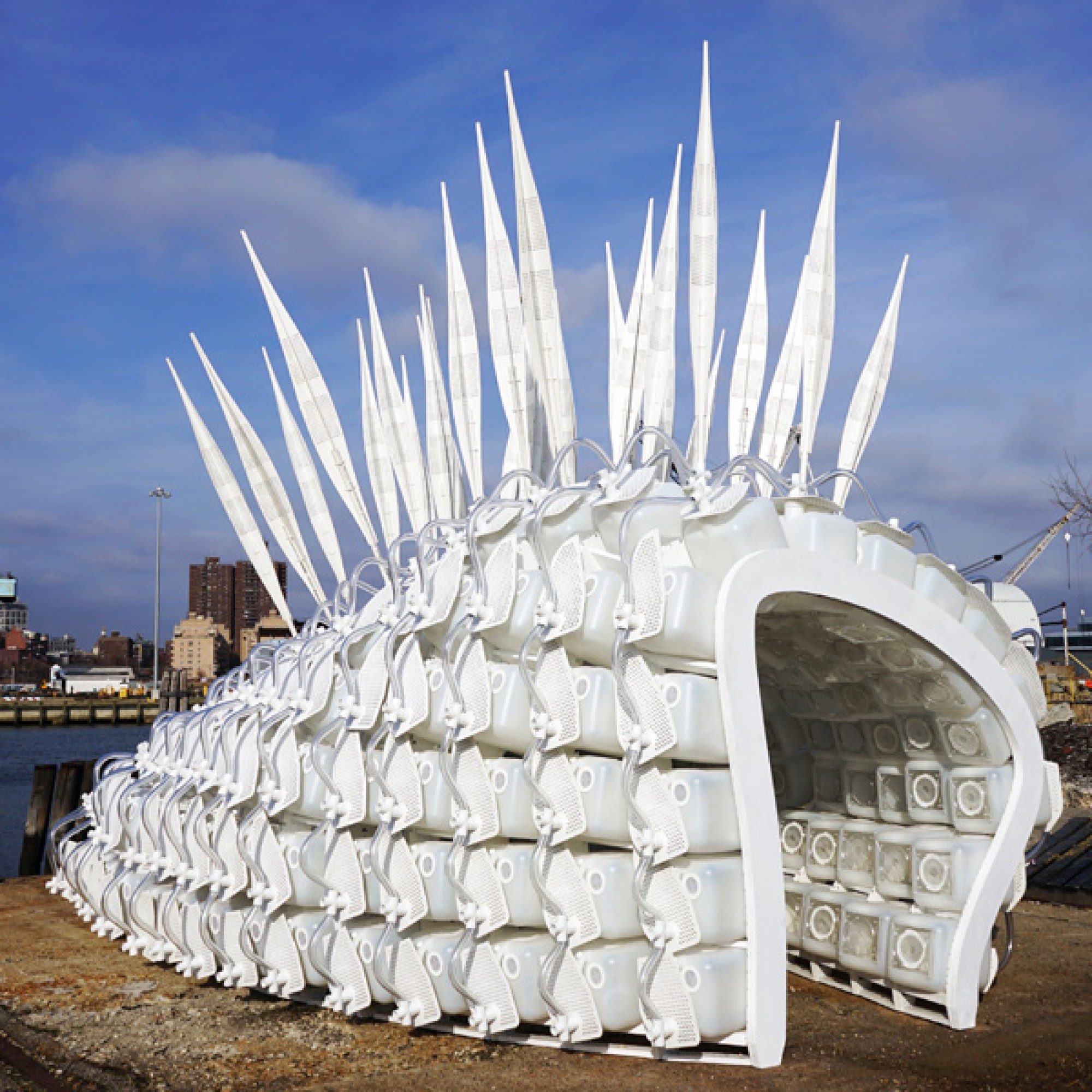 Ein Prototyp des Cricket-Shelters wurde im Hafen von Brooklyn in New York aufgestellt und tourte anschliessend mit der Ausstellung „Überlebensarchitektur“ durch amerikanische Museen. (Bilder: Terreform One)