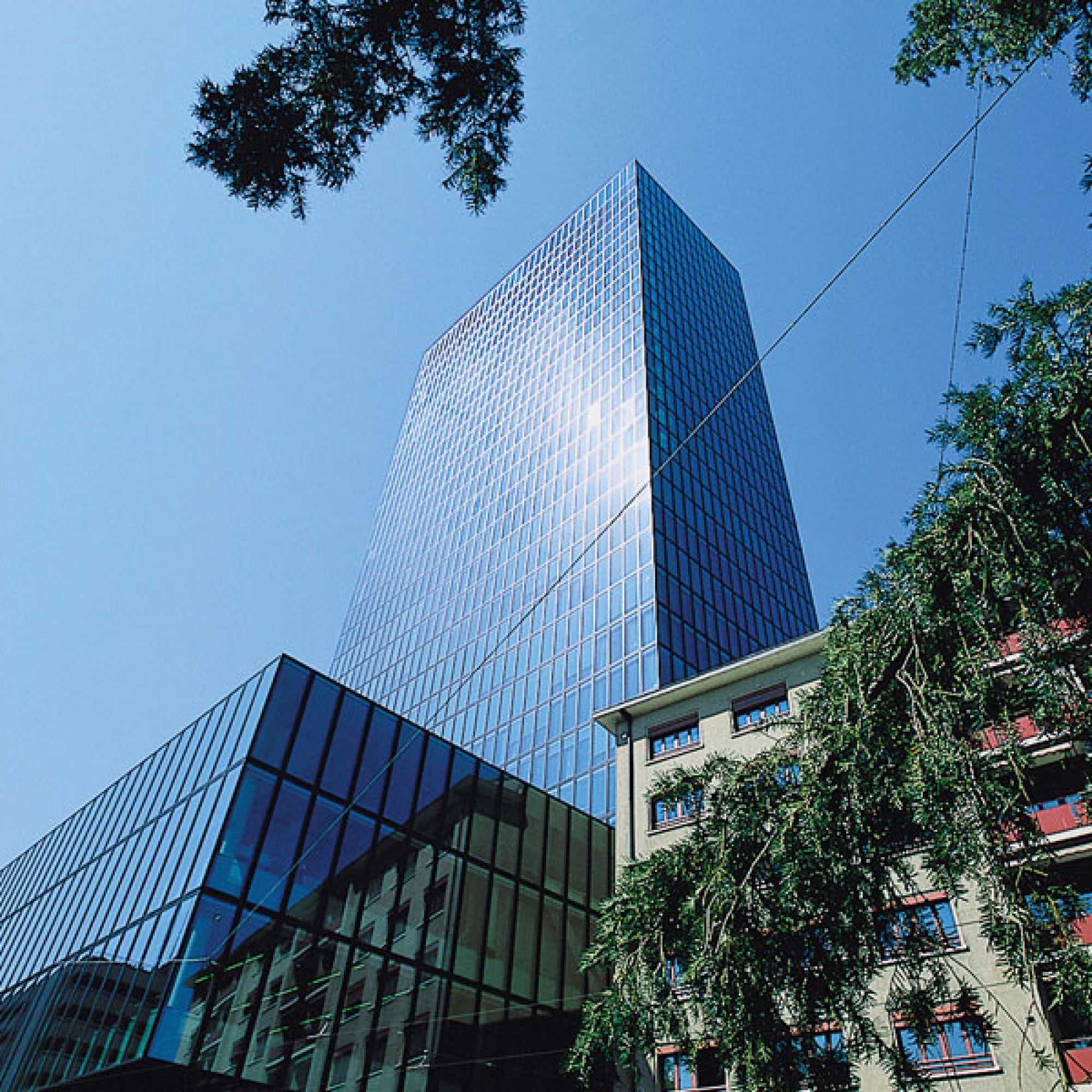 2/2 Der bestehende Messeturm in Basel wurde 2003 eröffnet und erreicht eine Höhe von 105 Meterm (Messe Basel)