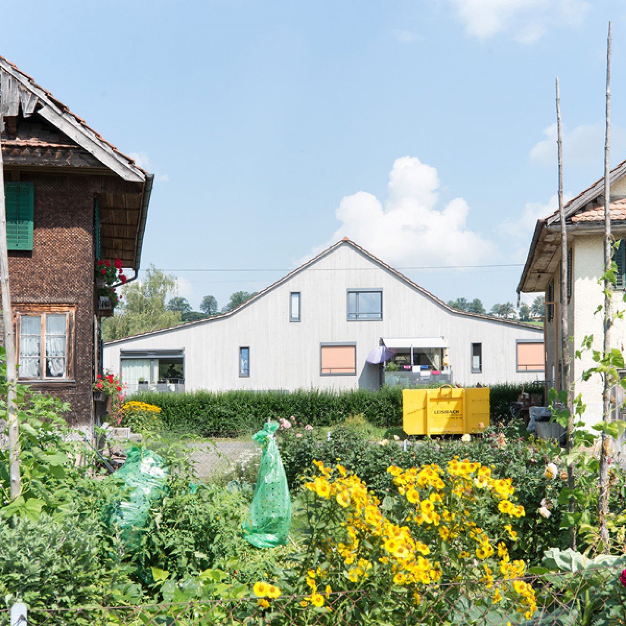 Im Weiler Kirchbühl wurde ein Einfamilienhaus gebaut, das sich in seinen Proportionen und seiner Ausrichtung ins Ortsbild einfügt. Weil der Weiler sehr ländlich geprägt ist, verzichtete man auf gärtnerische Eingriffe im Aussenraum. (Flavio Karrer/Schweize