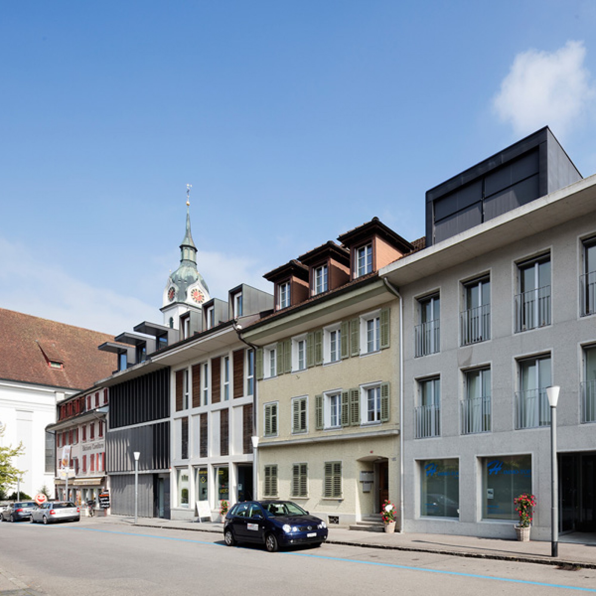 Mit diesen drei Reihenhäusern wurde an der Oberstadtstrasse eine Baulücke geschlossen. Erstellt in zeitgemässer Architektursprache, nimmt die Zeile dennoch den Rhythmus der traditionellen Öffnungen auf. (Gaetan Bally/Keystone)  