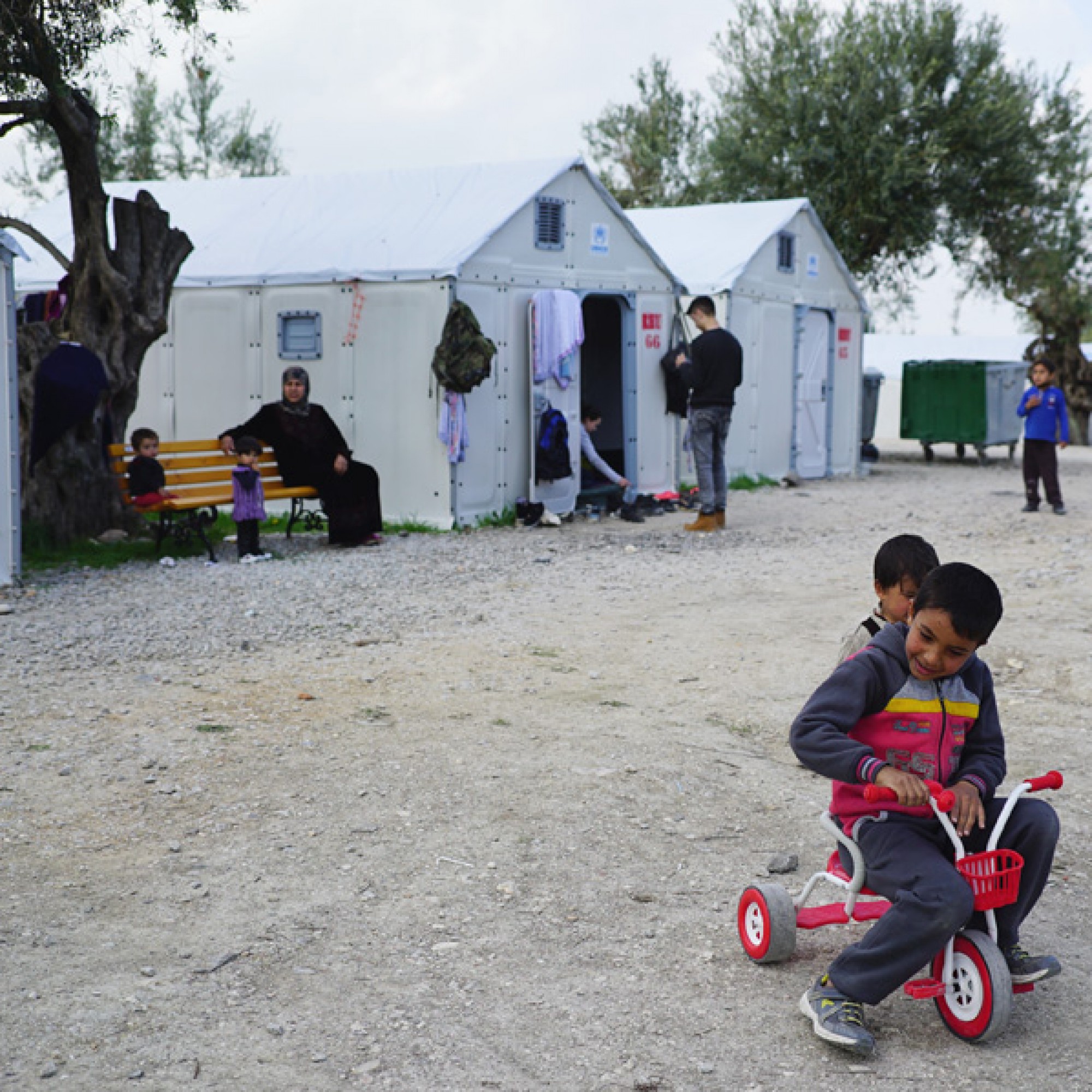 Kinder spielen vor den Notunterkünften auf Lesbos. (bettershelter.org)