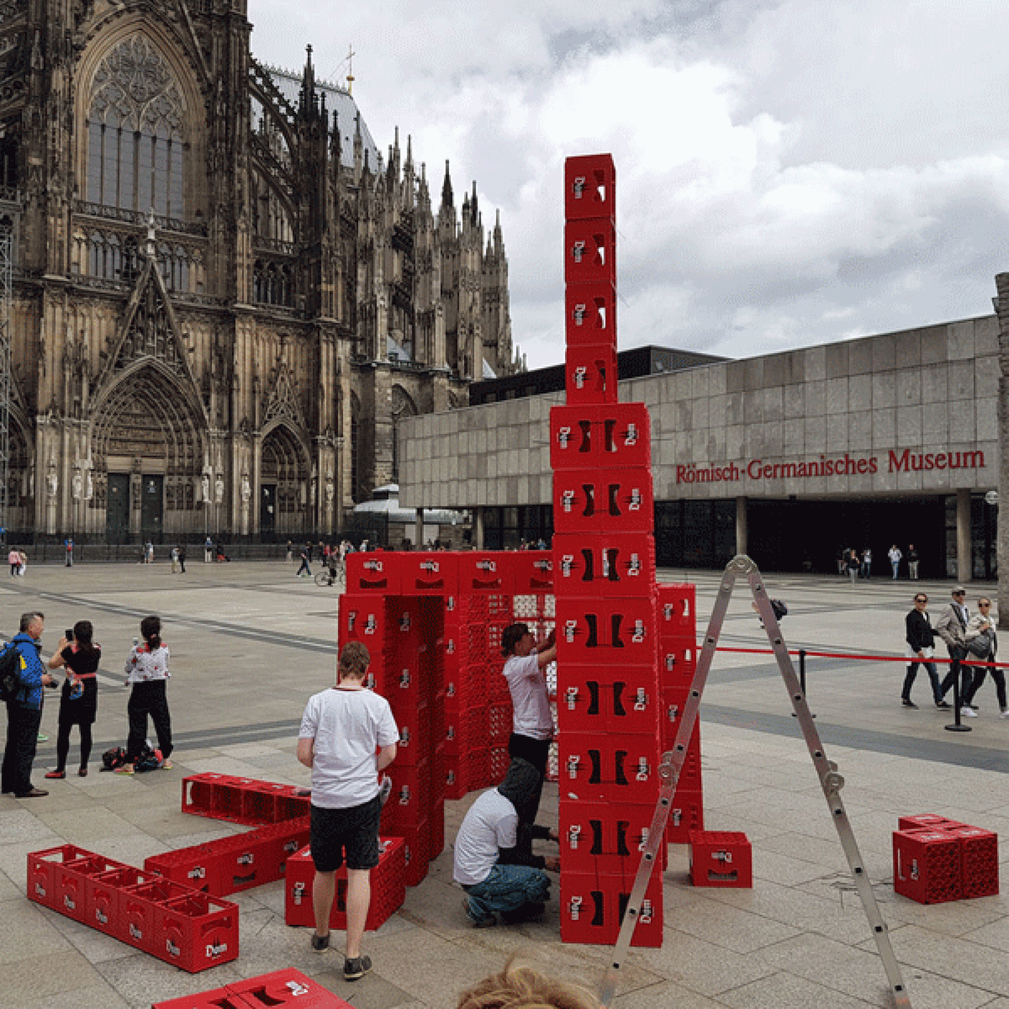 Sieben Studenten bauten den Kölner Dom aus Bierkästen nach. (Bilder: David Welschoff/TH Köln)