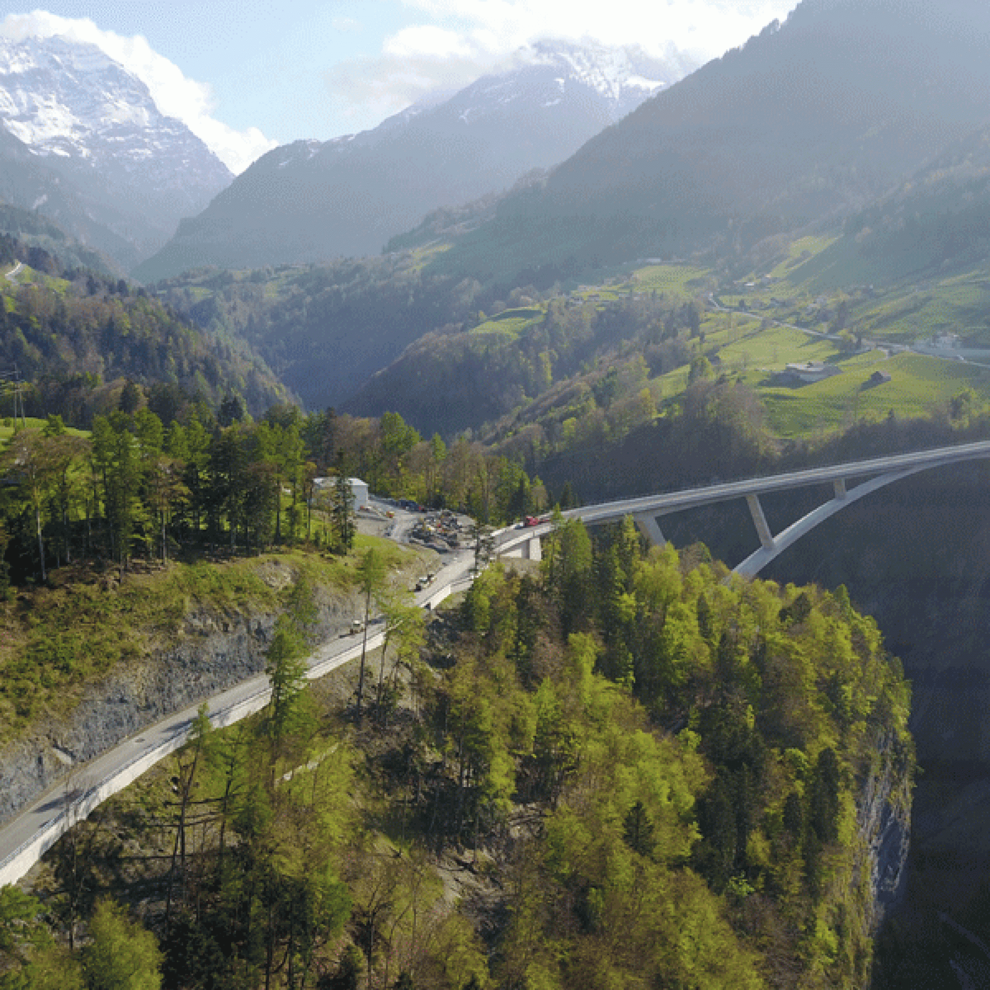 Aus der Ferne ist der Steinschlagschutz-Vorhang an der Böschung unsichtbar.