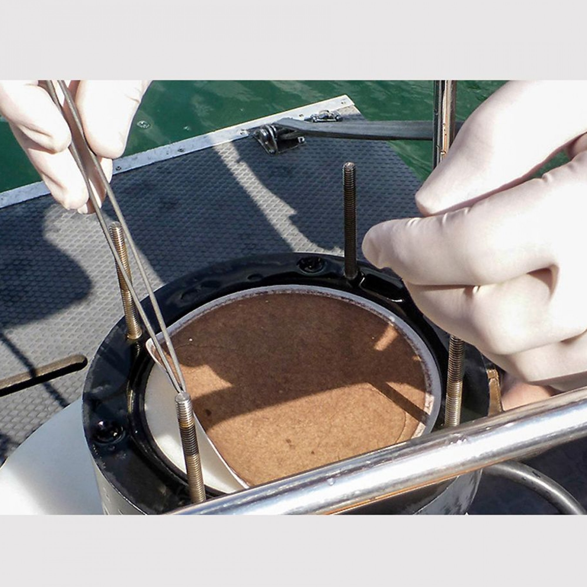 Mit Glasfaser-Filtern werden Bakterien und andere Partikel aus dem Seewasser aufgefangen, die anschliessend im Labor untersucht werden. 
