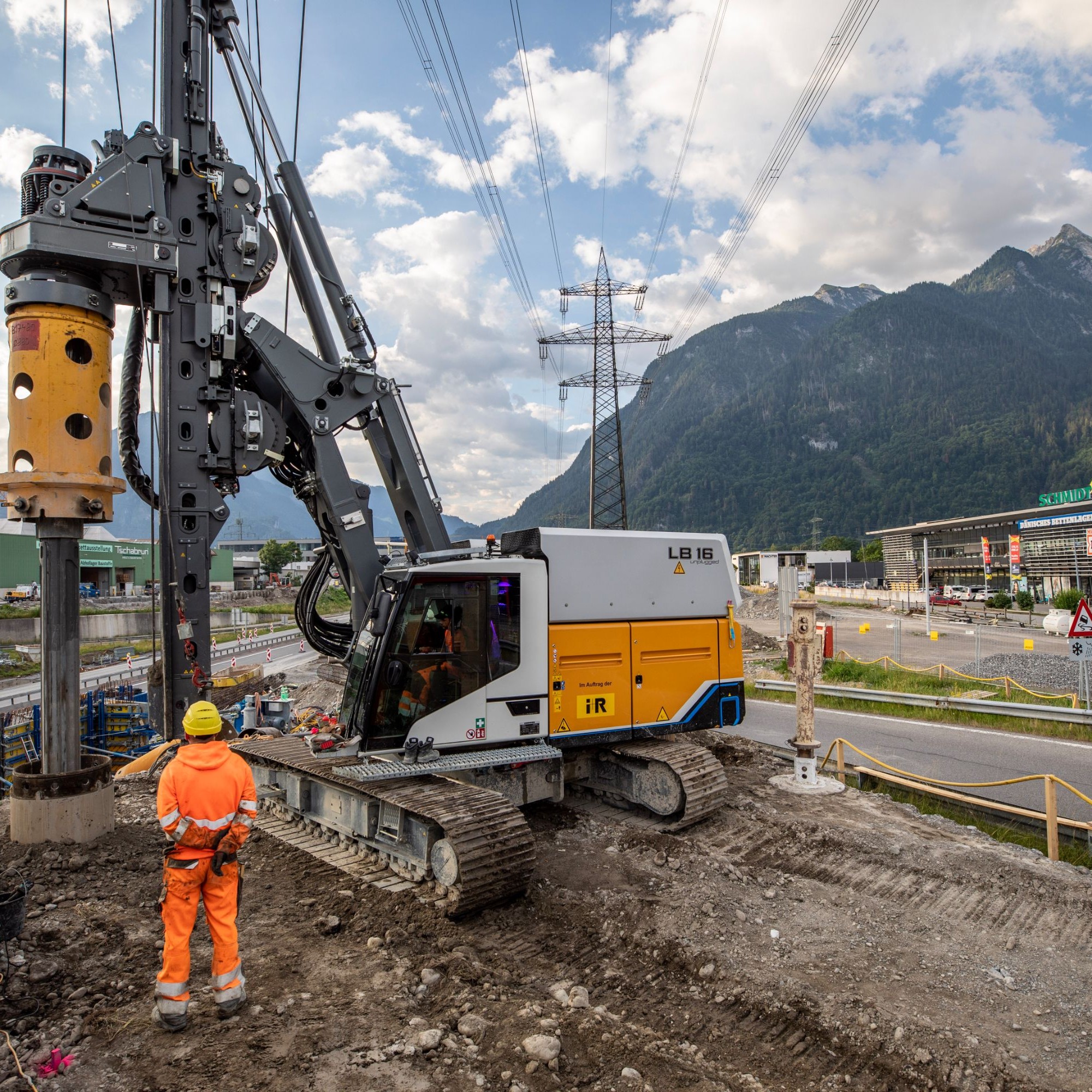 Die Feuertaufe des «LB 16 unplugged»: Das weltweit erste akkubetriebene Drehbohrgerät steht bei der Autobahn-Anschlussstelle Bludenz-Bürs in Vorarlberg im Einsatz.