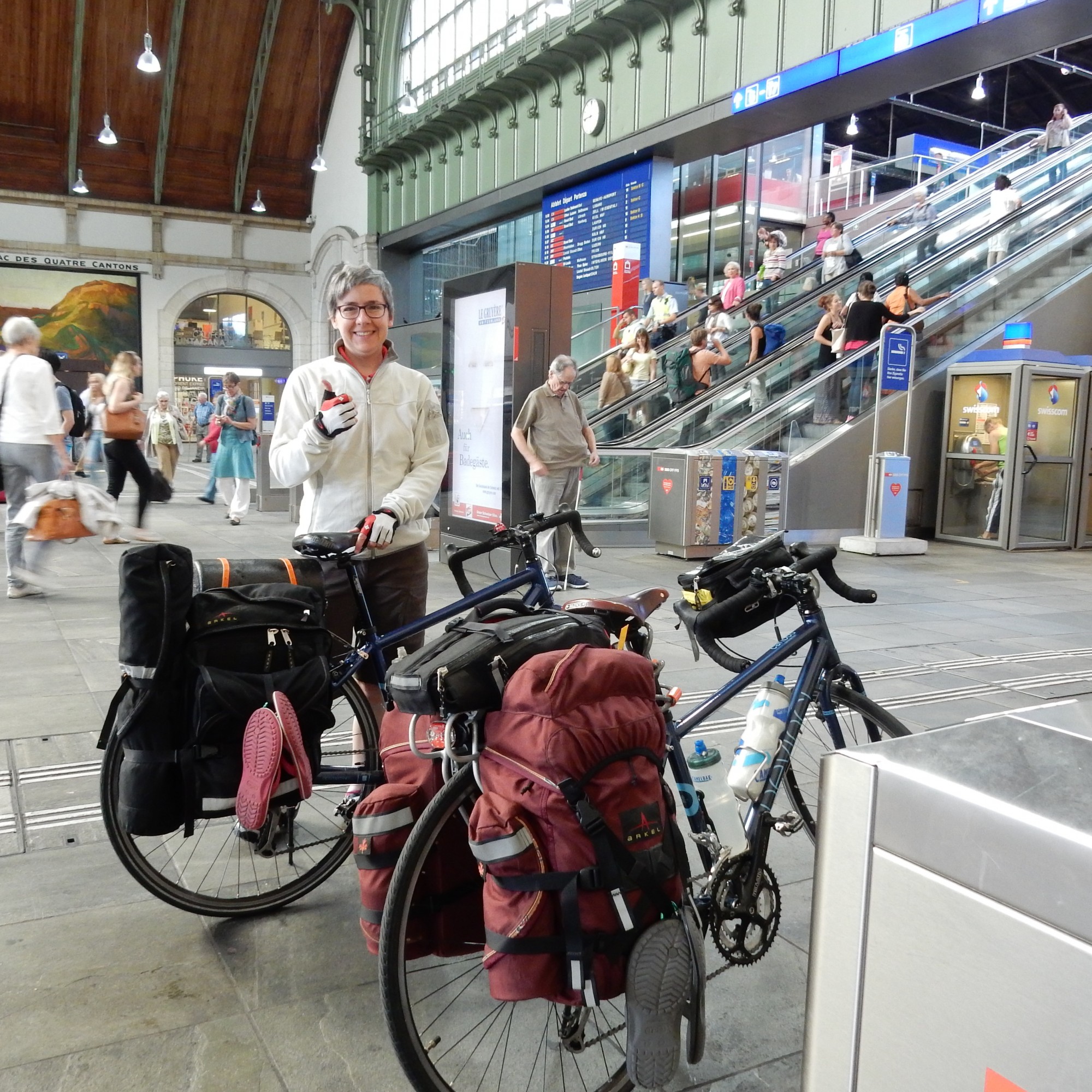 Mit dem Fahrrad am Bahnhof Basel