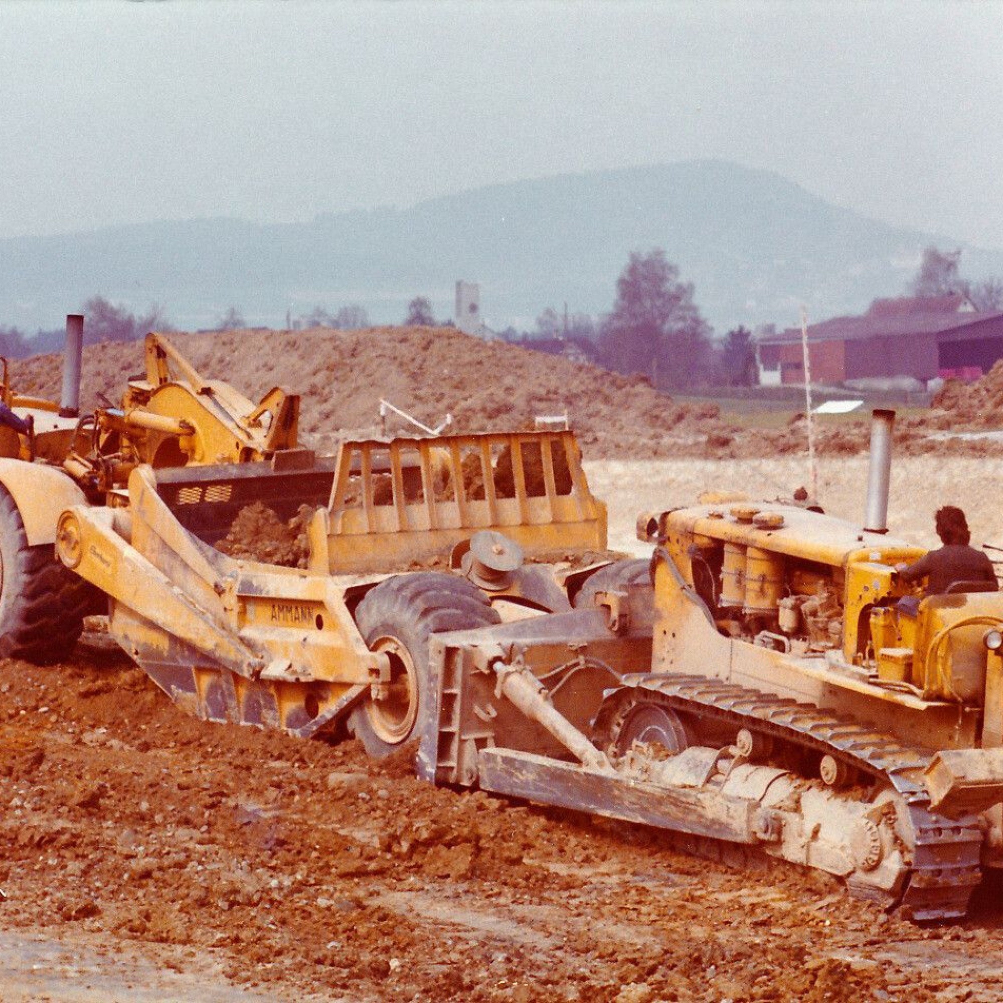Scraper DW21 und D9E 1976 beim Bau des Flughafens Zürich