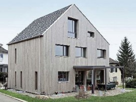 Einfamilienhaus in Bellach SO: die Fassadenschalung aus vorgegrautem Tannenholz ist anstrich- und damit angeblich wartungsfrei. (Bild: zvg)