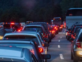 Wächst die Bevölkerung, steigt die Anzahl Fahrzeuge und steigt damit auch nicht die Anzahl Parkplätze, fürchtet die Mobilitätakademie, dass Parkplätze zum Luxusgut werden. (Bild: Rainer Sturm, pixelio)