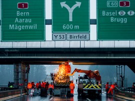 Arbeiter sichern die Bruecke nach einem Lastwagenunfall auf der A1 von Zuerich Richtung Bern/Basel, aufgenommen am Montag, 13. Januar 2014 in Birmenstorf AG. Ein mit einer Baumaschine beladener Anhaengerzug kollidierte in Fahrtrichtung Bern mit der Ueberf