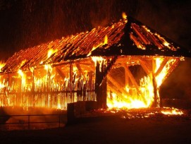 Die historische Holzbrücke über die Glatt ging im April 2009 in Flammen auf. (Bild: zvg)