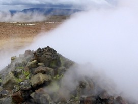 Solfataren, wie der abgebildete bei Krafla in Island, sind 100 bis zu 250°C heisse postvulkanische Exhalationen von Gasen. (Martin Barth, wikimedia, CC)