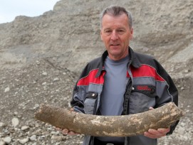 Peter Honauer mit dem prähistorischen Fundstück. (pd)