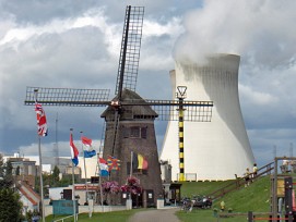 Die Idylle in Doel trügt: Behördliche Prüfer hatten im Jahr 2012 mittels Ultraschallmessungen einige Tausend Haarrisse am Reaktorbehälter 3 entdeckt. (Bild: zvg)