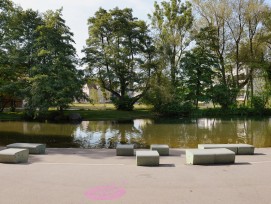 Skulpturale Sitzgelegenheiten von Schweingruber Zulauf Landschaftsarchitekten als Gestaltungselemente im Stadtpark. (Schweizer Heimatschutz)