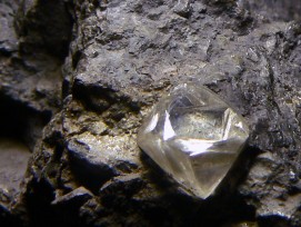 Er est wenn er geschliffen ist, beginnt der Diamant zu funkeln. (KS_aus_F, wikimedia, CC)