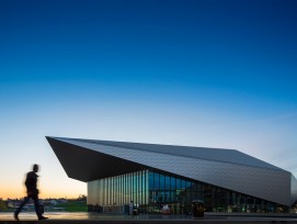 Das auskragende Dach ist ein Markenzeichen des neuen Zentrums. (EPFL)