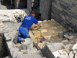 Die Sanierungsarbeiten an der Stützmauer laufen seit vergangenem Jahr. (PD)