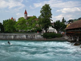 Nicht nur bei Nacht kann Thun eine coole Stadt sein. (Bild: wikimedia, CC)