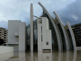 Die Kirche ‚Dives in Misericordia‘ in Rom mit ihren großen „Segeln“ aus Sichtbeton war 1996 ein erstes Zeugnis der Wirksamkeit von Cassars Erfindung. (Bild: Antonio Passaseo))