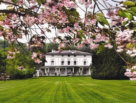 Chaplins Villa "Manoir de Ban" in Corsier-sur-Vevey am Genfersee (Bild: Tahdrummond, wikimedia, CC)