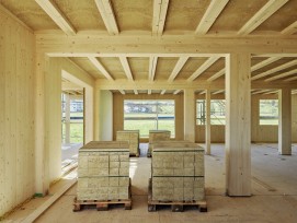 Das Innere des Mehrfamilienhauses mit Stampflehmdecke in Altendorf.