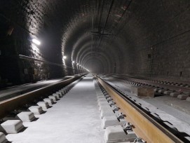 Lötschberg Scheiteltunnel fertige Betonfahrbahn