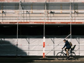 Velofahrer vor einer Baustelle.