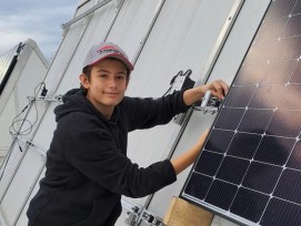 Solarmonteur-Lehrling Daniel Sommer bei der Arbeit