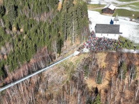 Brücke La Pendenta bei der Eréffnung.